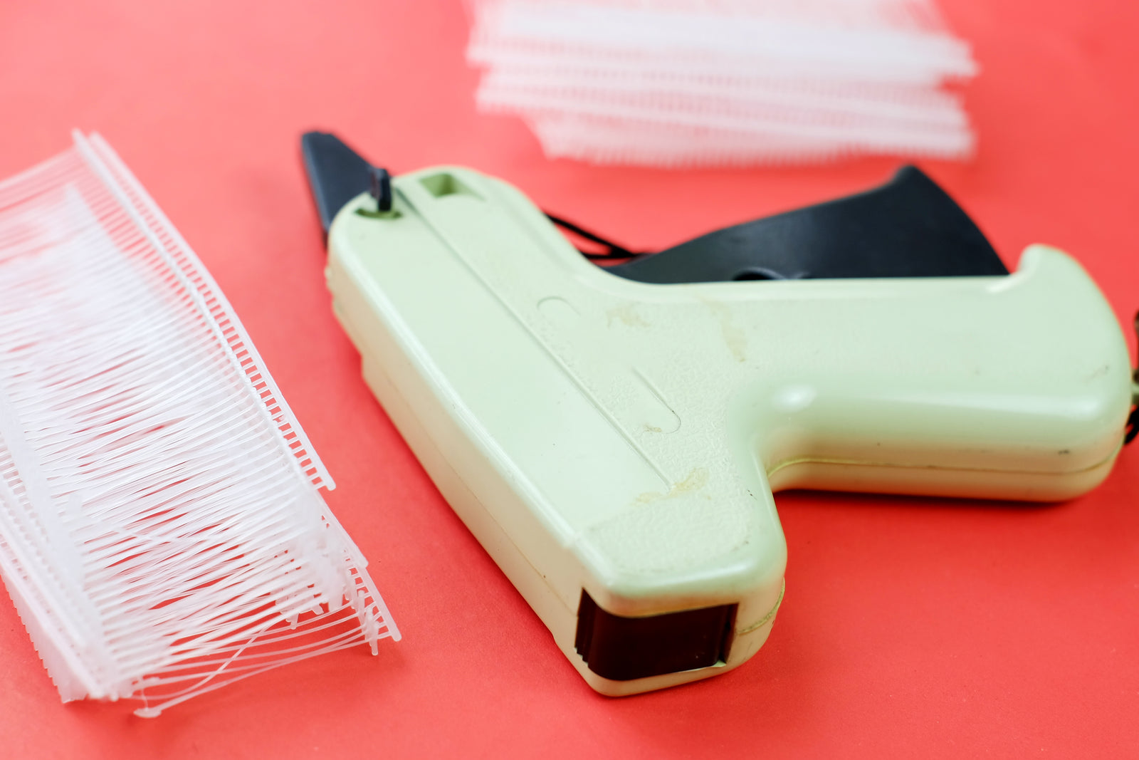 dress tag gun Chumia 3576 Pcs Tagging Guns for Clothes Labels Attacher Stitch Guns for Clothing with 3000 Barbs, 5 Needles and 100 Price Tags, Sewing Kit for Retail Stores, Garage Yard Sales(Pink) : Office Products However standard needles are thick that may easily leave a hole if used in very fine delicate fabrics Chumia 3576 Pcs Tagging Guns
